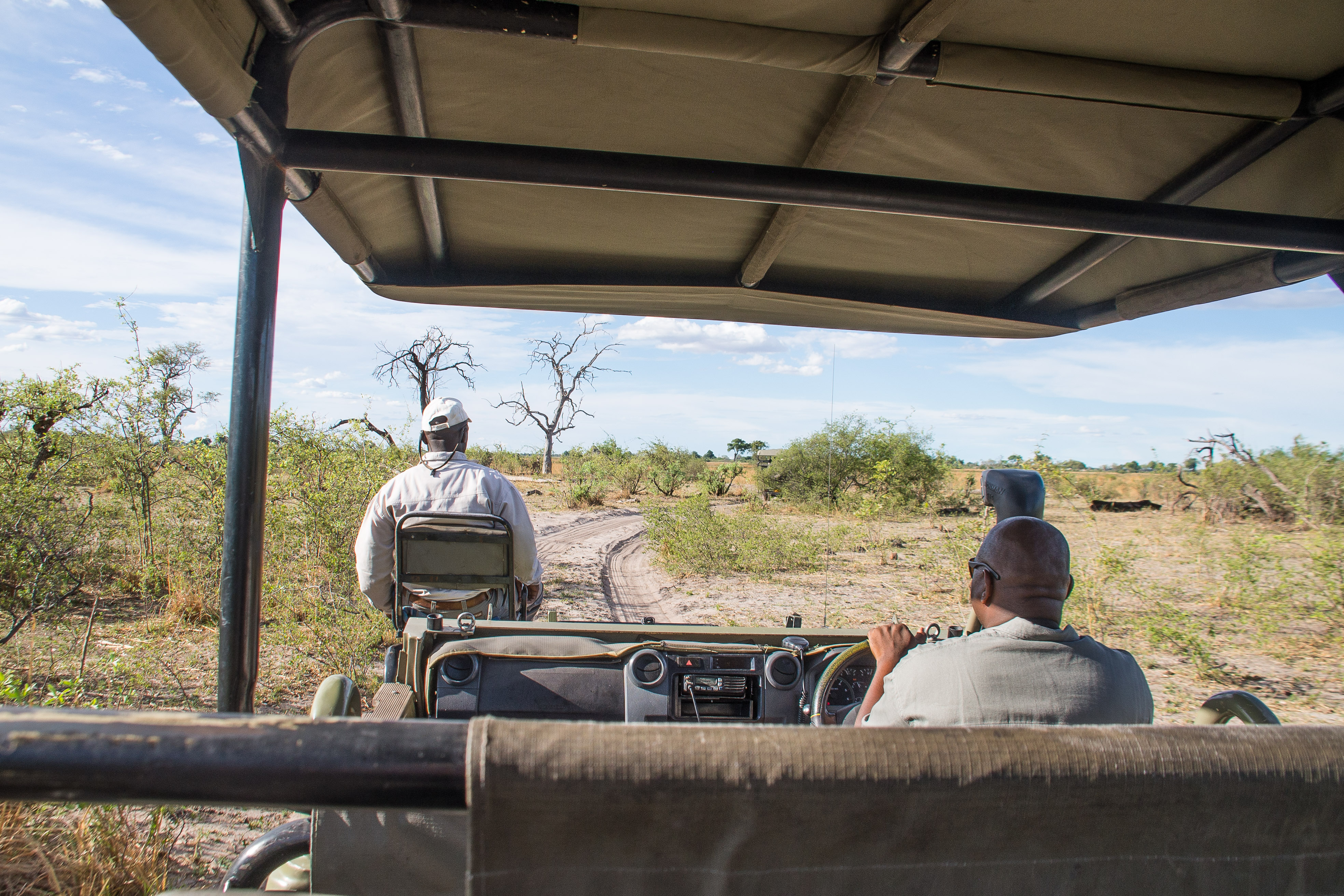 James, notre traqueur, et Mr G dans la Land Rover de Kwando.